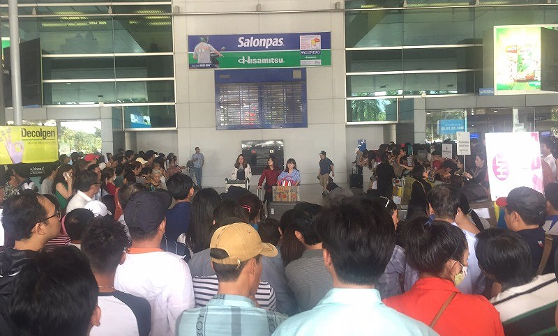 Sân bay Tân Sơn Nhất nhộn nhịp đón Việt kiều về quê ăn Tết - ảnh 3