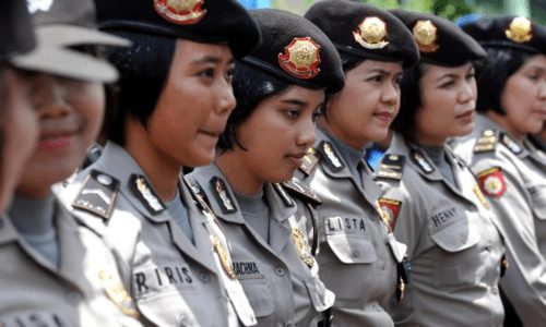 Các cô gái Indonesia muốn tham gia lực lượng quân đội hay cảnh sát phải trải qua màn kiểm tra trinh tiết. Ảnh: CNN.
