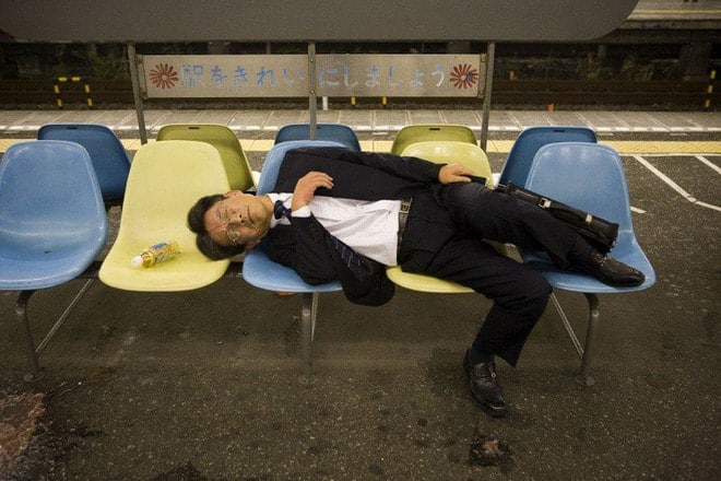 Lo nhân viên làm việc quá sức, một công ty Nhật thưởng 14 triệu cho ai ngủ đủ 6h/ngày - Ảnh 2.