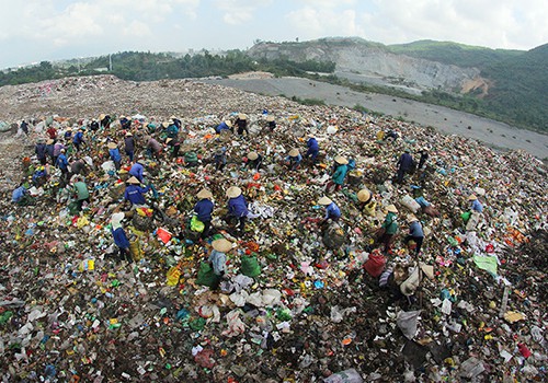 Bãi rác Khánh Sơn mỗi ngày tiếp nhận hơn 700 tấn rác thải. Ảnh: Nguyễn Đông
