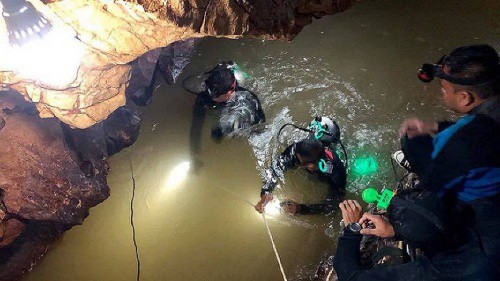 Đặc nhiệm hải quân Thái Lan tham gia chiến dịch cứu hộ đội bóng mắc kẹt trong hang Tham Luang, tỉnh Chiang Rai. Ảnh: AFP.