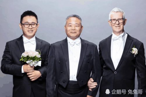 Bố Shouquan (giữa) trong buổi chụp hình cưới của con. Ảnh: Xuehua.