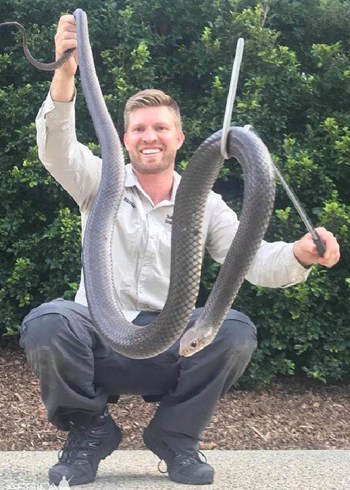 Richie Gilbert khoe con rắn dài hai mét. Ảnh: News.com.au.