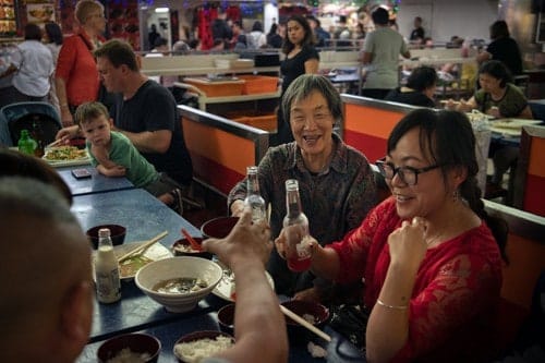 Nhóm du khách ăn tối tại một nhà hàng ở khu China Town ở Sydney. Ảnh: NYT. 