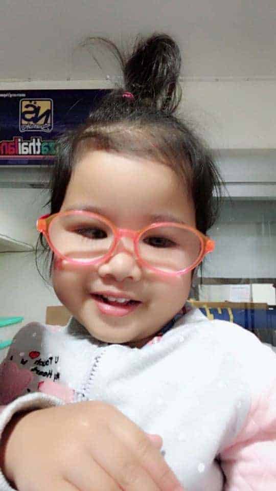 Cô bé 4 tuổi bị mất thị lực và suýt mù mắt vì smartphone - ảnh 2