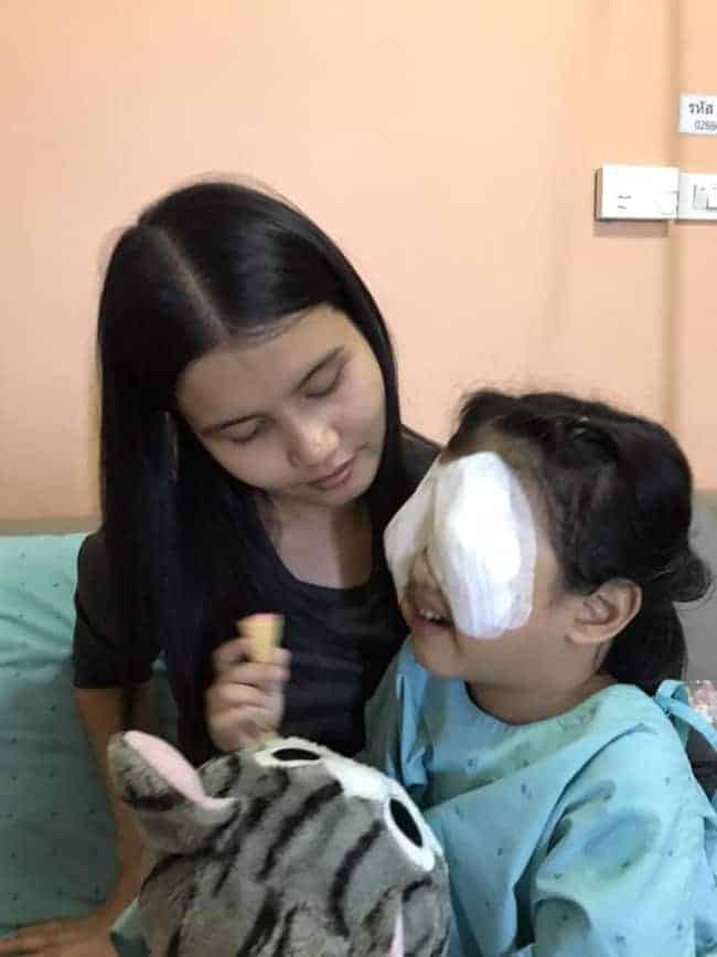Cô bé 4 tuổi bị mất thị lực và suýt mù mắt vì smartphone - ảnh 4