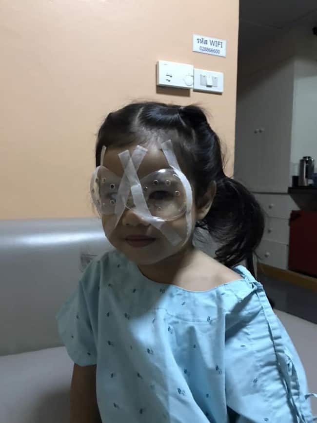Cô bé 4 tuổi bị mất thị lực và suýt mù mắt vì smartphone - ảnh 8