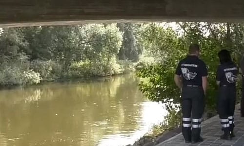 Cảnh sát tìm kiếm thi thể nạn nhân dưới sông Saale, con sông chảy qua thành phố Jena nằm ở tỉnh phía đông Thuringia, Đức. Ảnh: CEN.