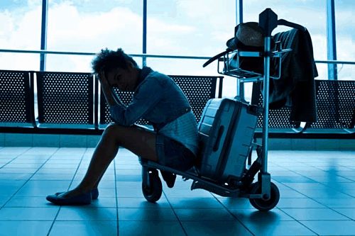 Nhân viên sân bay ngại nhất làm việc buổi sáng, vì các chuyến bay sớm hành khách thường rất khó tính, hay cáu gắt. Ảnh: Mental Floss.