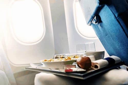 Hầu hết các hãng hàng không đều không rửa khay trước khi phục vụ thức ăn cho khách vì không đủ thời gian chuẩn bị. Vì thế, đừng để thức ăn rơi xuống khay vì thực ra chúng cũng không mấy sạch sẽ.