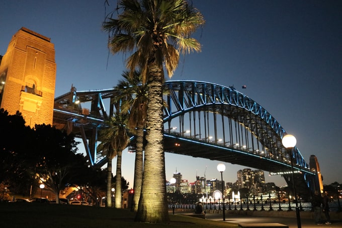 Cầu Sydney Harbour vào ban đêm.