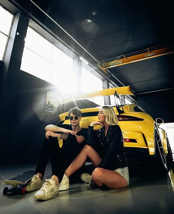 Bobby Misner với gái xinh bên siêu xe. Ảnh: Instagram.