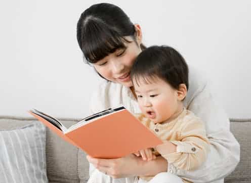 Cha mẹ có trình độ giáo dục cao có nhiều cơ hội tiếp cận với nhiều phương pháp mới trong việc giáo dục trẻ. Ảnh: The Conversation.