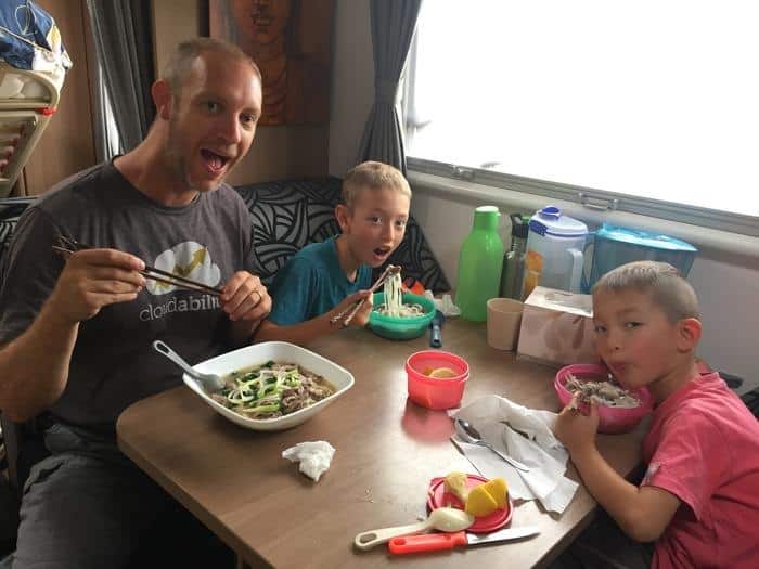 Ba cha con Calum, Jayden và Liam thưởng thức món phở mẹ nấu trên xe caravan