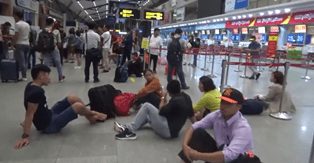 Đi Phú Bài lại hạ cánh Đà Nẵng, Vietjet hỗ trợ 100 ngàn về Huế khiến nhiều hành khách bức xúc - Ảnh 4.