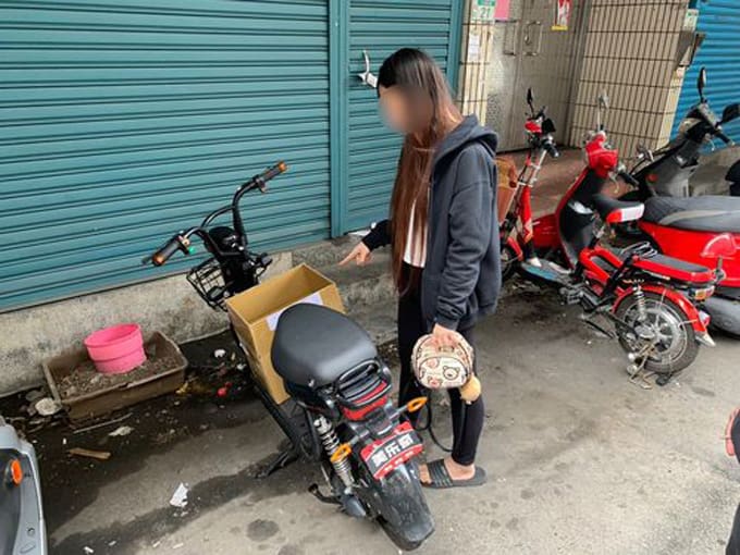 Nguyễn chỉ vào chiếc hộp các tông mà cô ta dùng để vứt bỏ con gái mới sinh. Ảnh: Taipei Police Department.