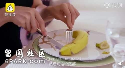 Trải nghiệm một cách ăn chuối quý tộc, hãy dùng nĩa và dao. Ảnh: Wenxuecity.