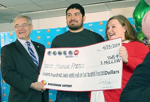 Manuel Franco nhận giải độc đắc Powerball hôm 23/4. Ảnh: Wisconsin Lottery