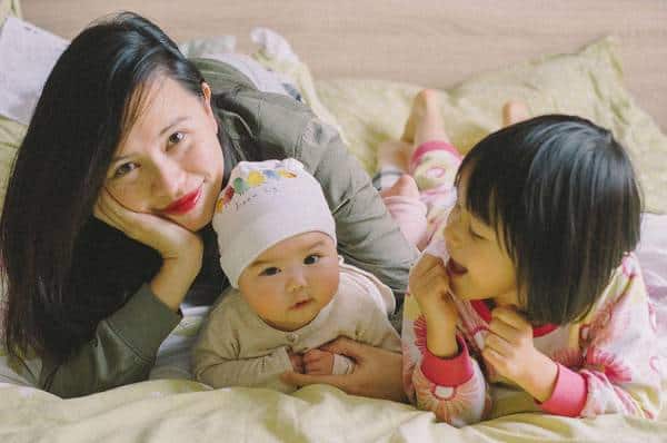Chị Phương Lê cùng 2 cô con gái. Ảnh: NVCC
