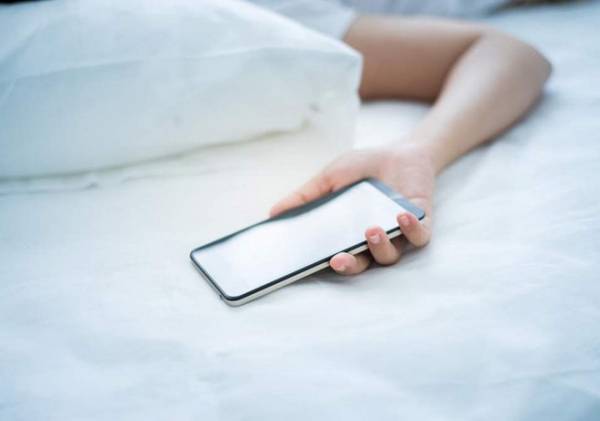Ngày càng nhiều người trẻ đi ngủ cùng chiếc điện thoại ẢNH CHỤP MÀN HÌNH INDEPENDENT