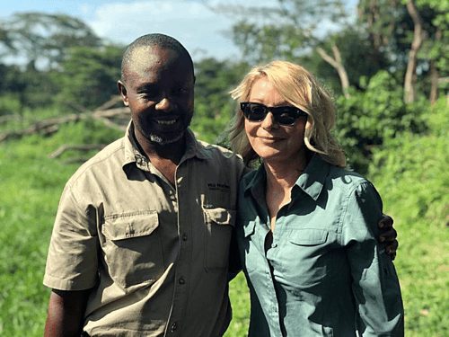 Du khách người Mỹ Kim Endicott (phải), và hướng dẫn viên chụp ảnh vào 8/4, một ngày sau khi họ được giải cứu khỏi các tay súng vô danh ở vườn quốc Elizabeth Queen, Uganda. Ảnh: Wild Frontiers.