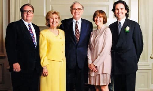 Gia đình Warren Buffet. Vợ đầu tiên của ông đã qua đời năm 2004 do ung thư miệng. Ảnh: NYT.