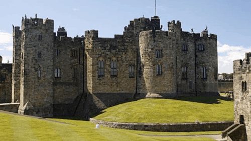 Lâu đài Alnwick tại Northumberland, Anh mới chính là trường Hogwarts trong phim Harry Potter. Ảnh: News.