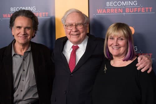 Warren Buffet và 2 người con Susan và Peter. Ảnh: