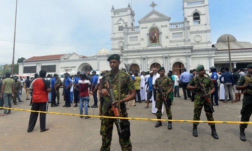 Nhân viên an ninh Sri Lanka đứng gác ngoài nhà thờ St Anthony, thủ đô Colombo, sau vụ đánh bom hôm 21/4. Ảnh: AFP.
