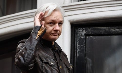 Julian Assange trên ban công sứ quán Ecuador ở London tháng 5/2017. Ảnh: AFP.