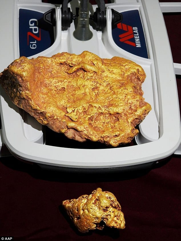 Úc: Dùng máy dò kim loại mới, lập tức đào được cục vàng 2,5 tỷ đồng - 2