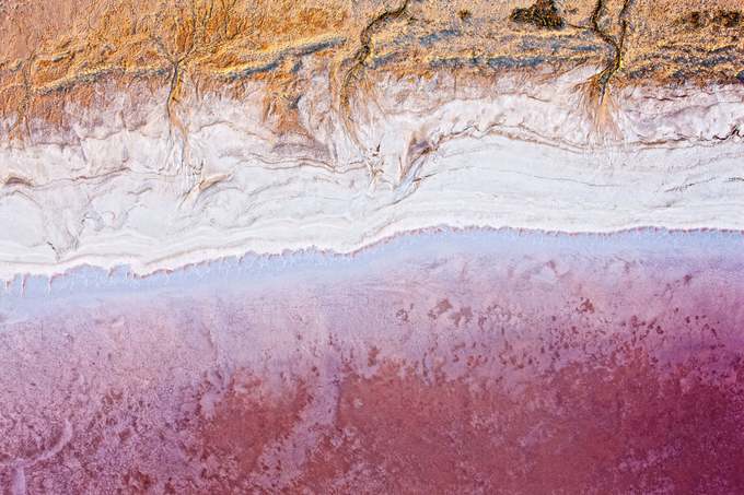 Những hồ nước màu hồng thu hút du khách ở Australia