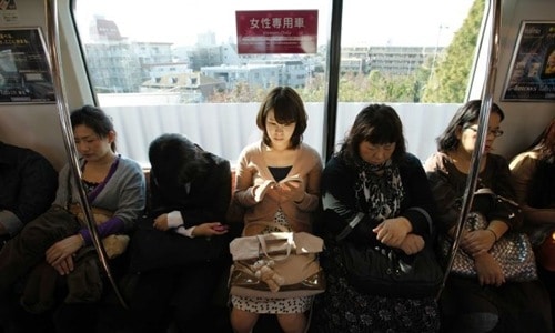Một toa tàu dành riêng cho phụ nữ ở Nhật Bản. Ảnh: Reuters.