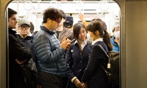 Nữ sinh trên tàu điện ngầm ở Nhật Bản. Ảnh: Aljazeera.