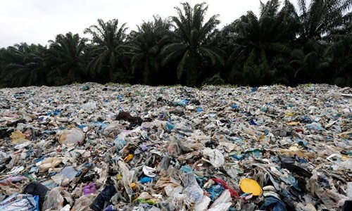 Rác thải nhựa chất đống bên ngoài một nhà máy tái chế trái phép tại Jenjarom, Kuala Langat, Malaysia hồi tháng 10/2018. Ảnh: Reuters.