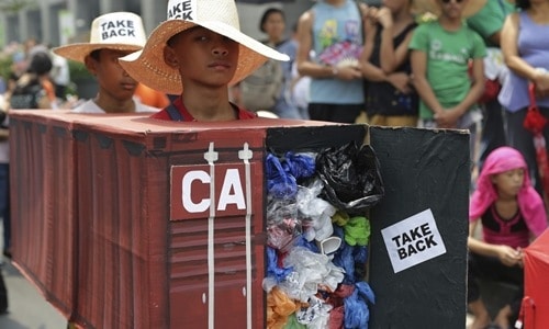 Người Philippines ở Makati năm 2015 biểu tình yêu cầu Canada nhận lại rác. Ảnh: AP.