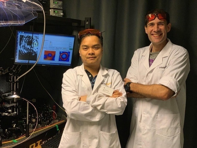 Sử dụng ánh sáng phát ra từ các hạt kim cương siêu nhỏ, Tiến sĩ người Việt đo được nhiệt độ ở kích thước nano - Ảnh 2.