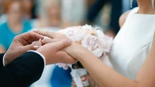 Chú rể trao nhẫn cho cô dâu trong một lễ cưới. Ảnh: Daily Mash