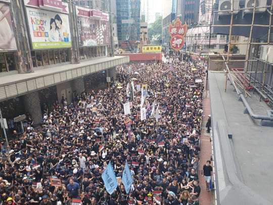 Hồng Kông: Biểu tình tiếp diễn đòi trưởng đặc khu từ chức - Ảnh 1.