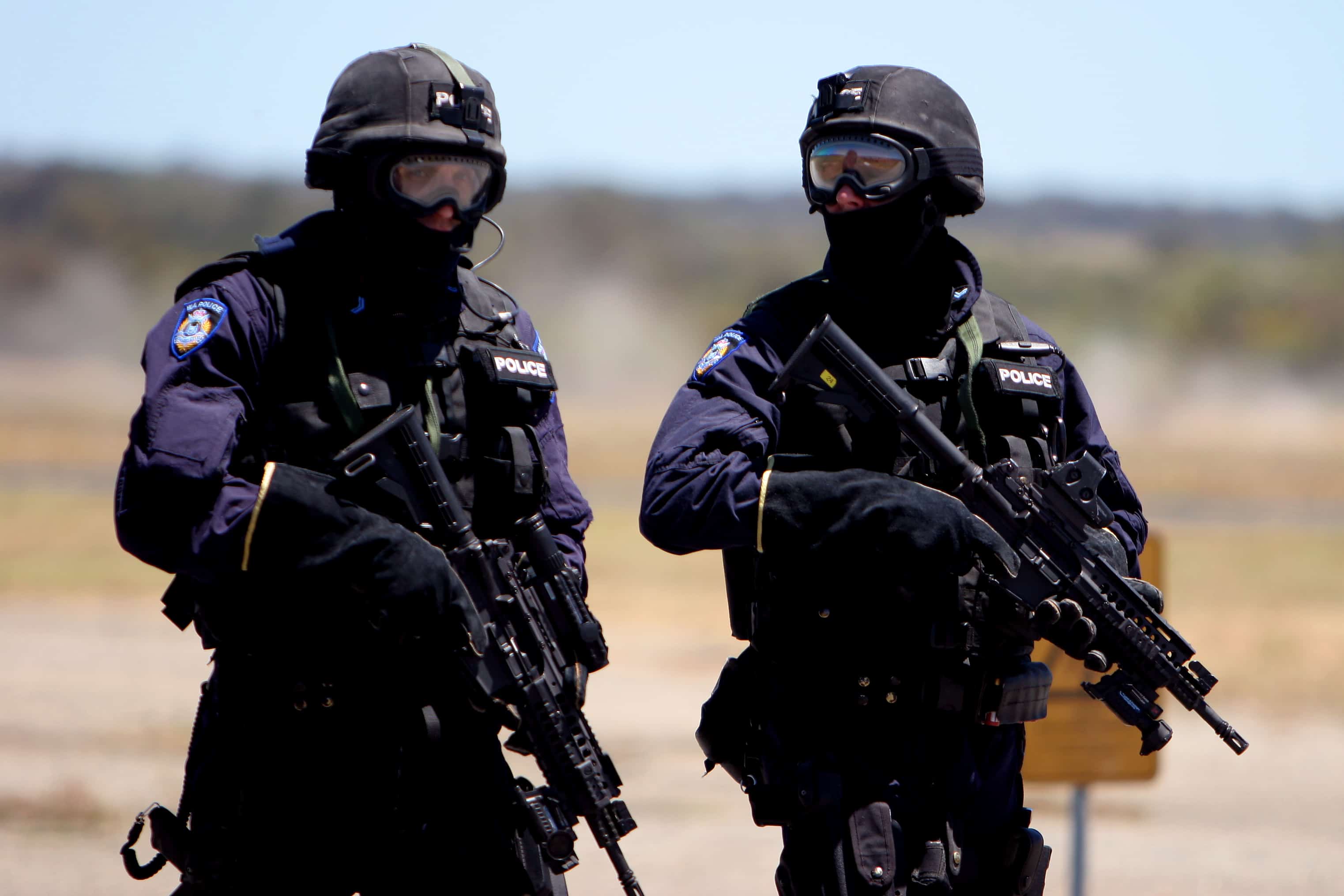 Úc: Mang vũ khí vào cây xăng, hai anh em lĩnh ngay “kẹo đồng” của cảnh sát - 1