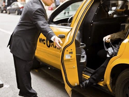 Với taxi, bạn nên tip từ 10% đến 20% số tiền trên hóa đơn khi du lịch Mỹ. Ảnh: News.