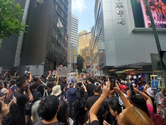 Hồng Kông: Biểu tình tiếp diễn đòi trưởng đặc khu từ chức - Ảnh 3.