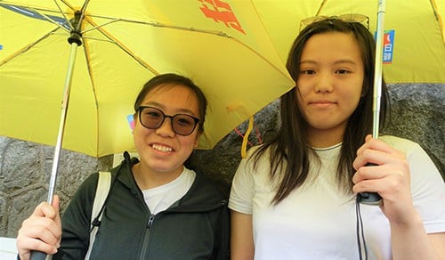 Natalie Tam (trái) và Chinnie Liu đều là con của những người Hong Kong từng di cư sang Canada rồi quay trở lại đặc khu. Ảnh: SCMP