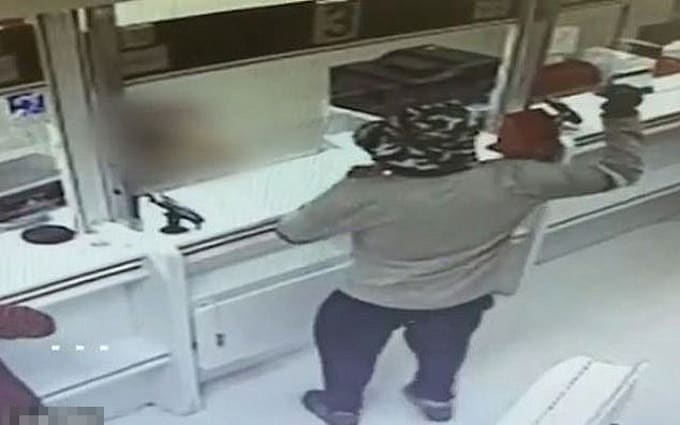 Tên cướp 47 tuổi giơ quả bơ giả làm lựu đạn để dọa nhân viên ngân hàng ở thành phố Beersheba, Israel. Ảnh: Israel Police.