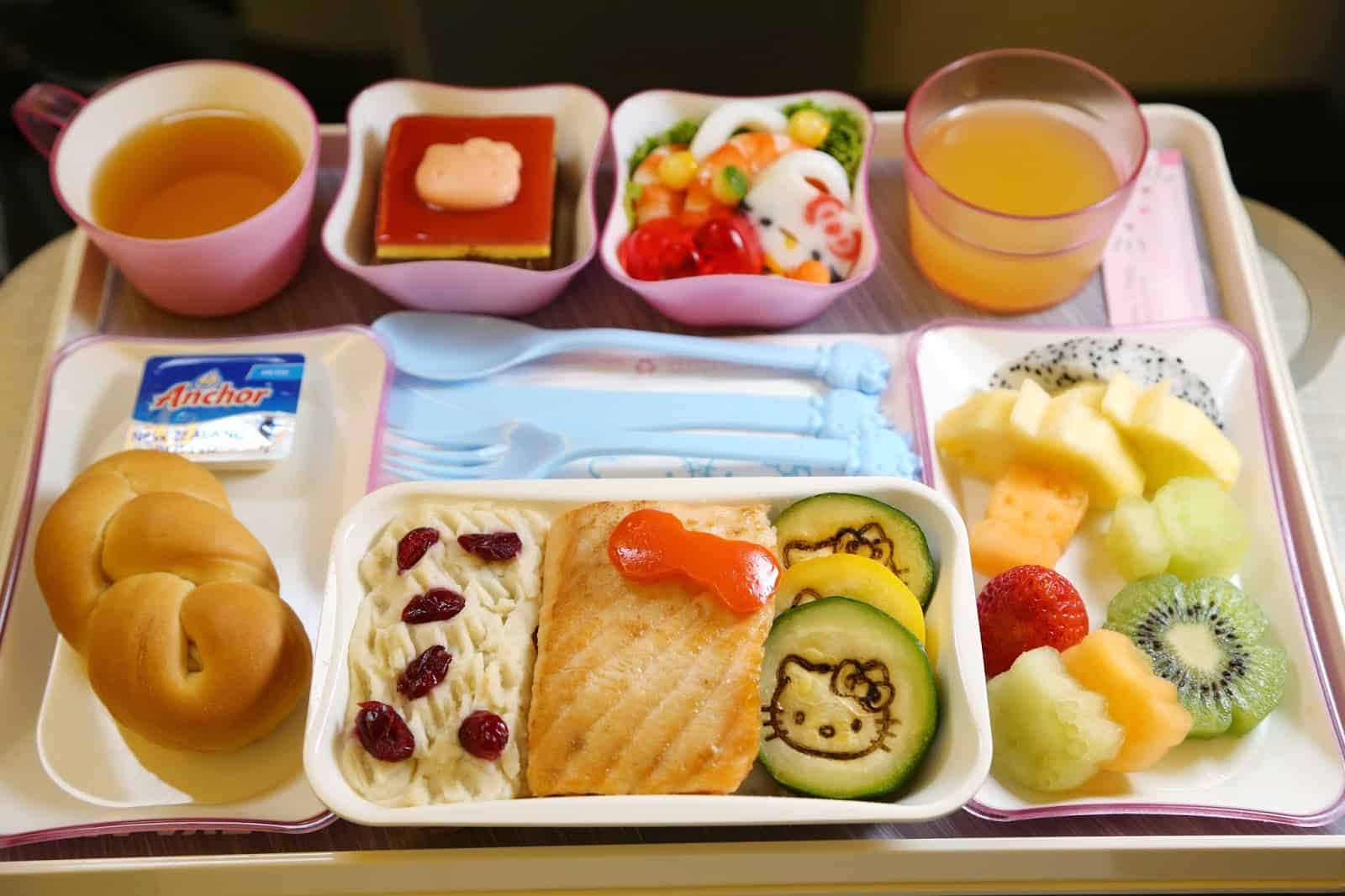 Kết quả hình ảnh cho ăn hoa quả trên máy bay