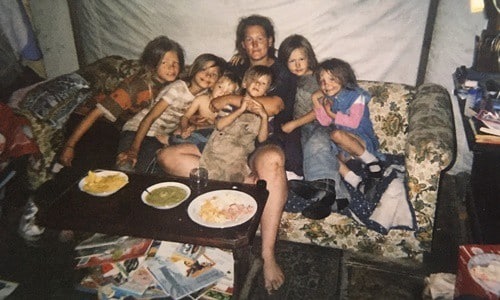 Rosalynn McGinnis và các con ở trong một túp lều tại Mexico năm 2010. Ảnh: People.