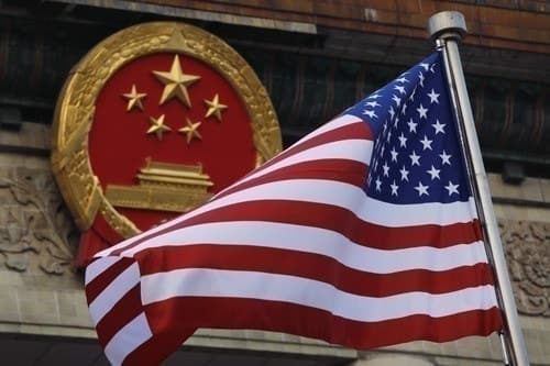 Quốc kỳ Mỹ treo bên ngoài Đại lễ đường Nhân dân ở Bắc Kinh trong chuyến thăm Trung Quốc của Tổng thống Mỹ Donald Trump tháng 11/2017. Ảnh: AP.