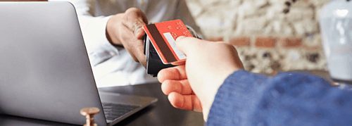 Chuyên gia du lịch khuyên khách khi quẹt thẻ trả tiền phòng nên xem lại hóa đơn. Ảnh: Smarter travel.