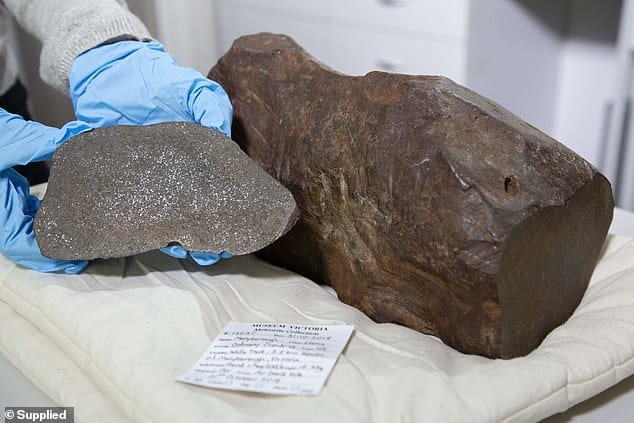 Úc: 4 năm cày cục phá khối đá không xong, đem cho mới biết là vật cực quý 4,6 tỷ năm tuổi - 1