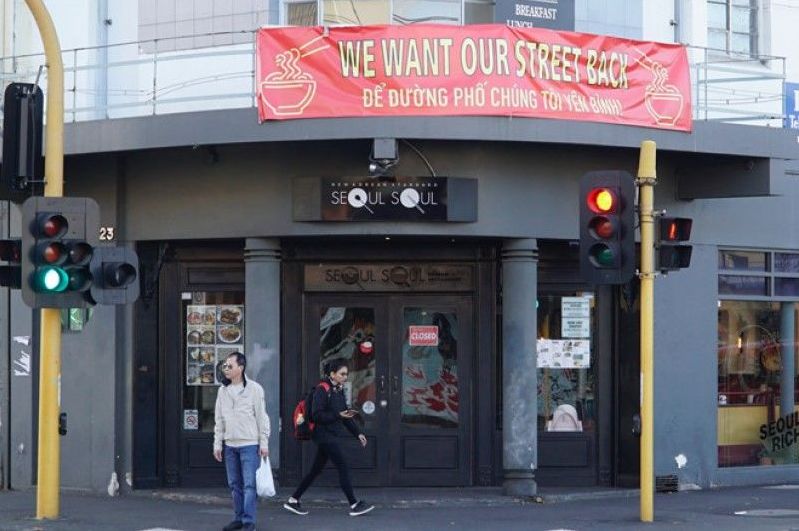 Một cửa hàng của người Việt treo khẩu hiệu phản đối phòng chích